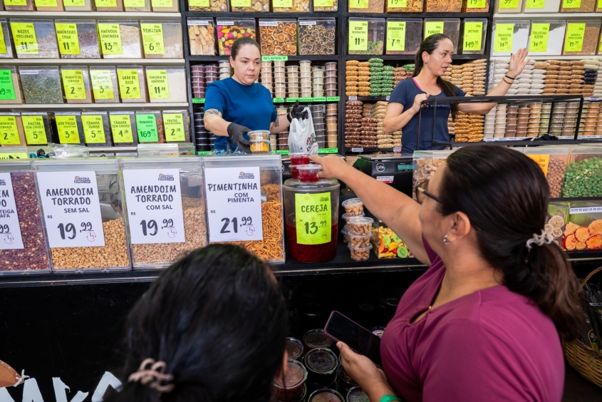 Irmãs que comandam empório contam com aumento da clientela após revitalização do mercado.